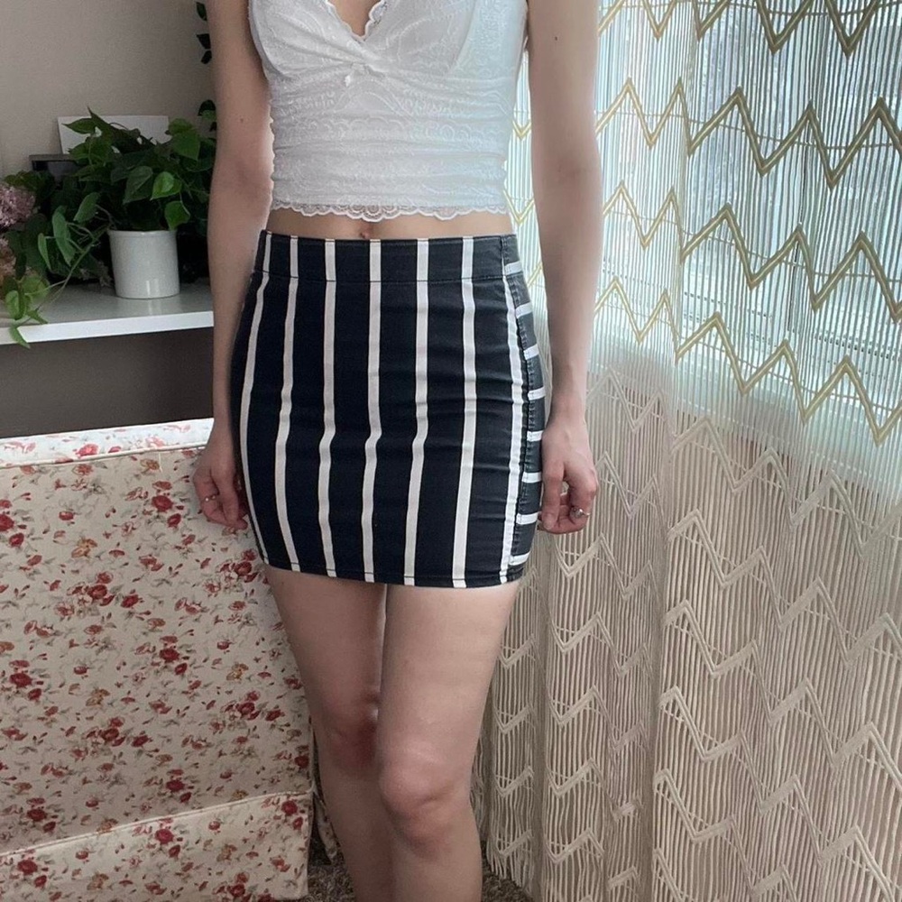 HM Black White Different Direction Sided Striped Skirt